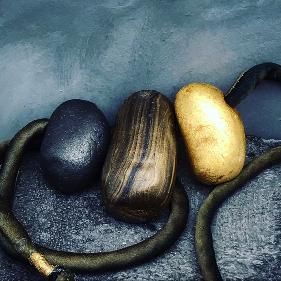 Matana Organic formed pebble necklace black & Gold - Picture 4 of 8